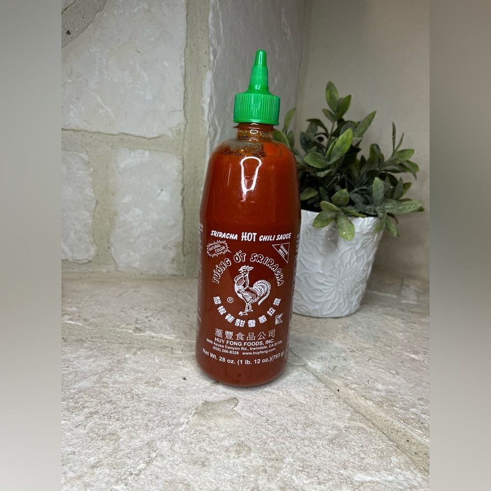 Huy Fong Sriracha 28 oz. Large Bottle Hot Chili Sriracha Sauce Exp: Feb 2024